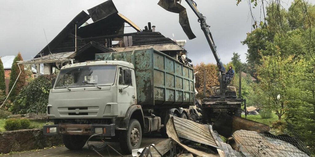 Вывоз мусора после пожара с утилизацией в Белорецке в октябре
