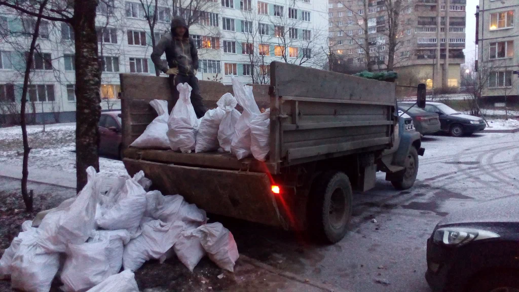 Вывоз мусора в мешках в Белорецке в октябре