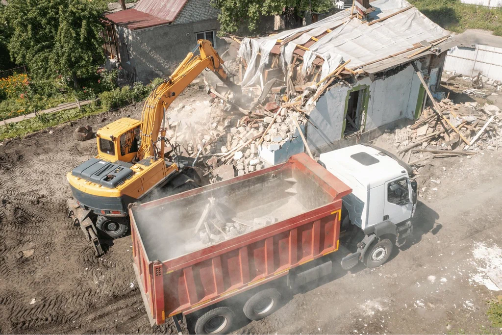 Вывоз мусора после сноса зданий с выездом в Белорецке в октябре