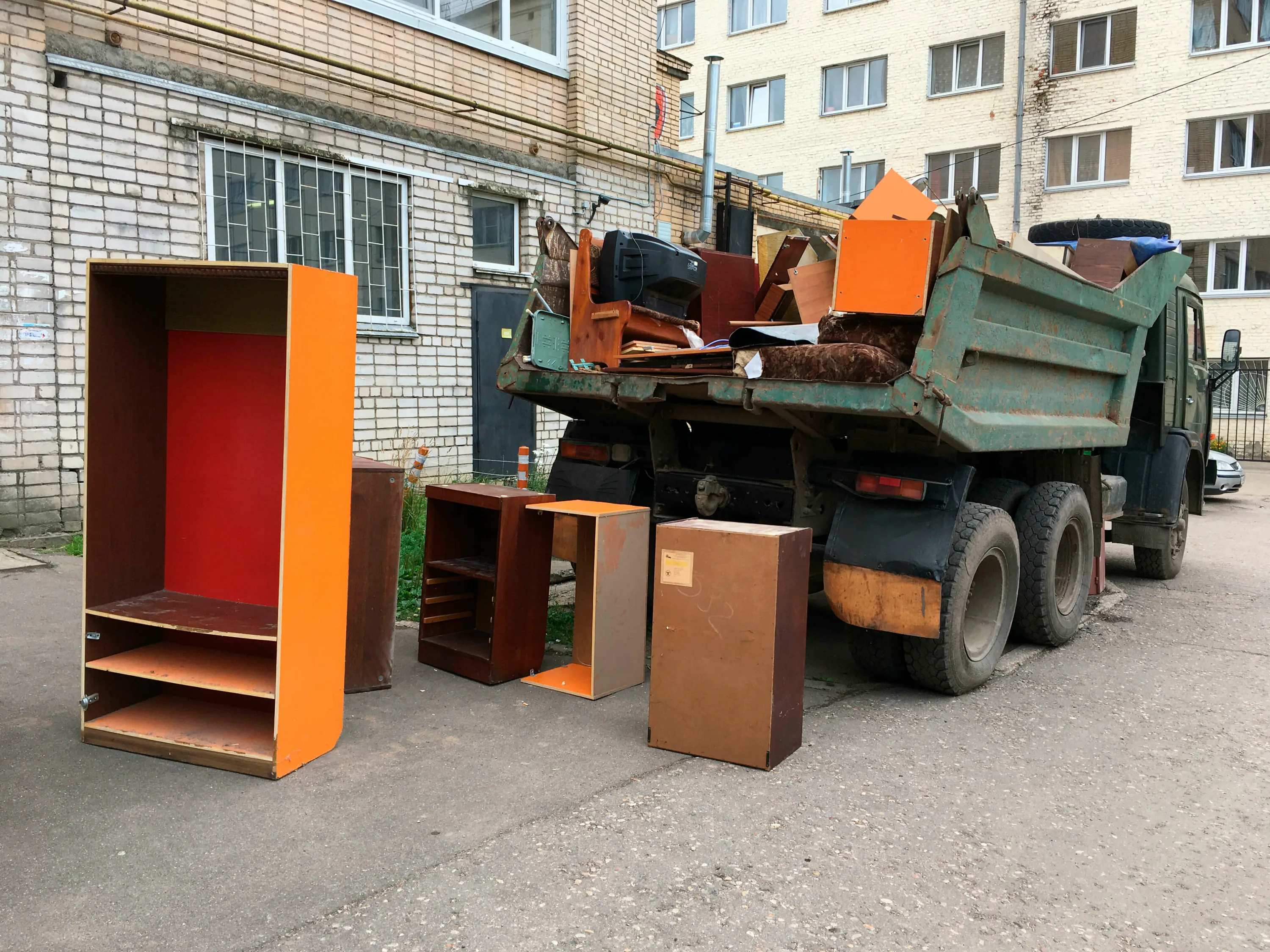 Утилизация старой мебели с вывозом и разбором в Белорецке в октябре