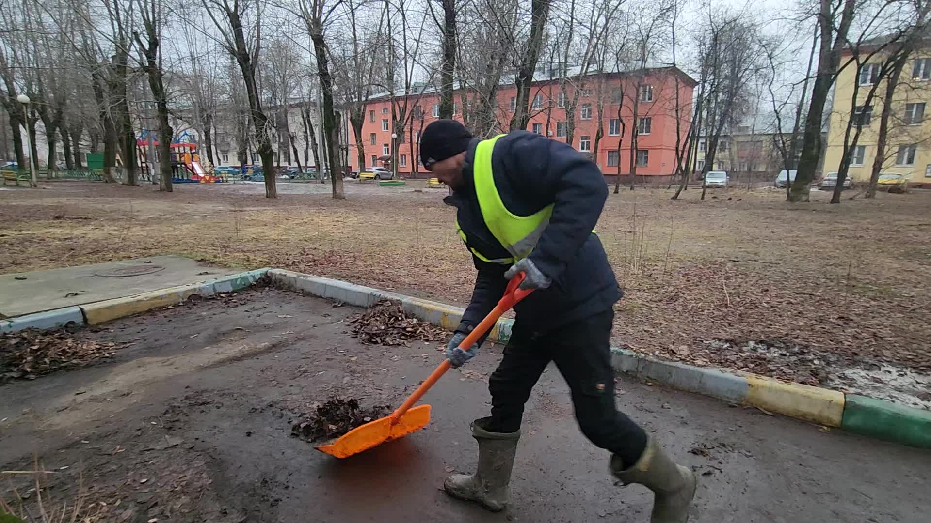 Уборка территорий в Белорецке в октябре