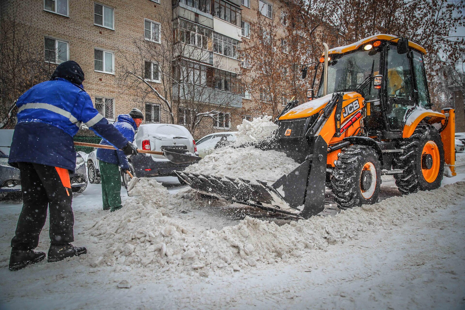 Очистка дворов от снега и наледи в Белорецке — уборка снега, трактор и ручная, цены от 507 руб. | ПроМусор